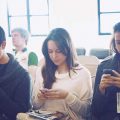 Digital vernetzt: die Generation Smartphone sorgt für ein kräftiges Wachstum der Branche.