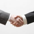 Two business men shaking hands; flickr.com / 드림포유 handshake; Veröffentlicht unter: https://creativecommons.org/licenses/by-nd/2.0/