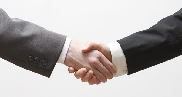 Two business men shaking hands; flickr.com / 드림포유 handshake; Veröffentlicht unter: https://creativecommons.org/licenses/by-nd/2.0/