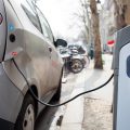 Håkan Dahlström Electric car charging station Håkan Dahlström Photography; flickr.com; https://flic.kr/p/eak2vu; Veröffentlicht unter: https://creativecommons.org/licenses/by/2.0/