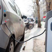 Håkan Dahlström Electric car charging station Håkan Dahlström Photography; flickr.com; https://flic.kr/p/eak2vu; Veröffentlicht unter: https://creativecommons.org/licenses/by/2.0/