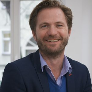 Tom Becker berichtet, dass 40 Prozent der Entscheidungen in Unternehmen nur unzureichend mit Daten unterfüttert sind.