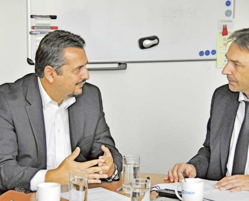 Gelungene Transformation: TREND-REPORT-Redakteur Bernhard Haselbauer (re.) sprach mit Kai Derda, Country General Manager der Chep Deutschland GmbH, über die Digitalisierung des stationären Handels und die Zukunft von Display-Promotions.
